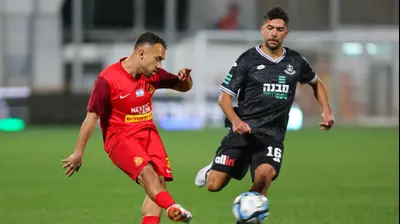 שחקן מ.ס. אשדוד גיל כהן מול שחקן הפועל פתח תקוה שובל גוזלן. לירון מולדובן 