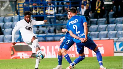 פרדי גונדולה שחקן מכבי בני ריינה בועט לשער מול מכבי פתח תקוה. קובי אליהו