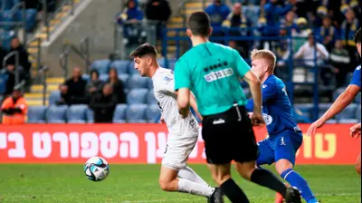 עמית מאיר שחקן מכבי בני ריינה לפני לוקה שטור שחקן מכבי פתח תקוה. קובי אליהו