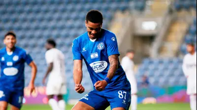 עידן טוקלומטי שחקן מכבי פתח תקוה חוגג שער. קובי אליהו