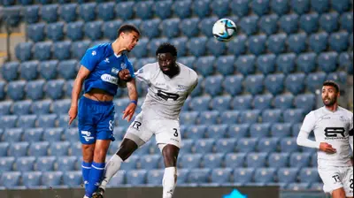 עידן טוקלומטי שחקן מכבי פתח תקוה כובש בנגיחה מול סמביניה שחקן מכבי בני ריינה. קובי אליהו