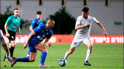 עמית מאיר שחקן מכבי בני ריינה מול בן שהר שחקן מכבי פתח תקוה. קובי אליהו