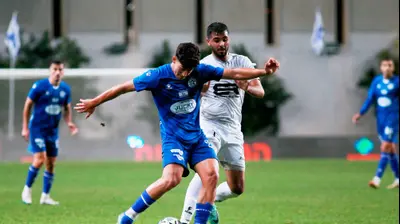 ניב יהושע שחקן מכבי פתח תקוה לפני לואי חלף שחקן מכבי בני ריינה. קובי אליהו