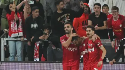 רועי גורדנה חוגג עם מיגל ויטור הלדר לופס הפועל באר שבע. ברני ארדוב