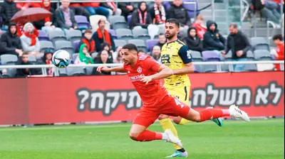 בריאן פאסי שחקן הפועל תל אביב לפני לואי חלף שחקן מכבי בני ריינה. קובי אליהו