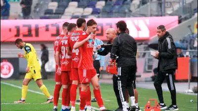 יוסי אבוקסיס מאמן הפועל תל אביב מתדרך את שחקניו. קובי אליהו