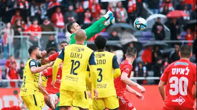 גד עמוס שוער מכבי בני ריינה בפעולה. קובי אליהו