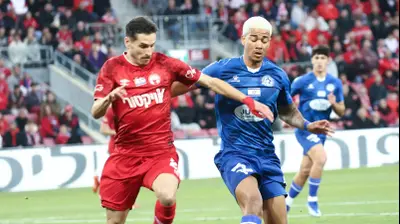 עידן טוקלומטי שחקן מכבי פתח תקוה מול הלדר לופס שחקן הפועל באר שבע. דני מרון