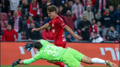 יוני סטויאנוב שחקן הפועל באר שבע נעצר אצל מרקו וולף שוער מכבי פתח תקוה. דני מרון