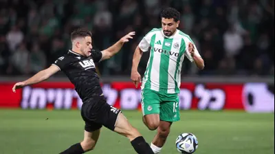 קני סייף שחקן מכבי חיפה מול נועם בן הרוש שחקן הפועל חיפה. מאור אלקסלסי