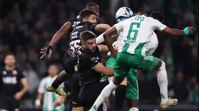 גדי קינדה שחקן מכבי חיפה נוגח לרשת הפועל חיפה. מאור אלקסלסי