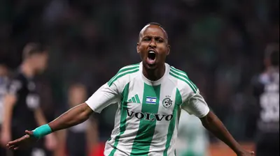 גדי קינדה שחקן מכבי חיפה חוגג שער. מאור אלקסלסי