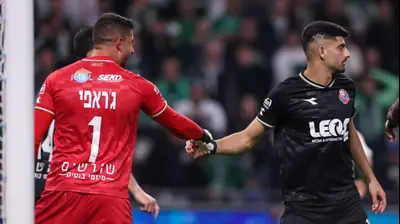 תומר יוספי, קשר הפועל חיפה עם השוער יואב ג'רפי. מאור אלקסלסי