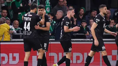 שחקני הפועל חיפה חוגגים עם תומר יוספי. מאור אלקסלסי