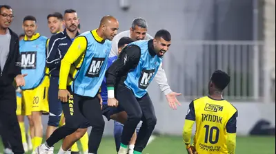 שחקני מכבי בני ריינה חוגגים עם מוחמד אוסמן. מאור אלקסלסי