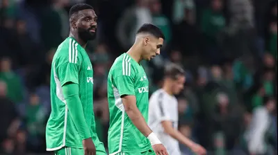 שחקן מכבי חיפה פרנזי פיירו עם ענאן חלאילי. מאור אלקסלסי