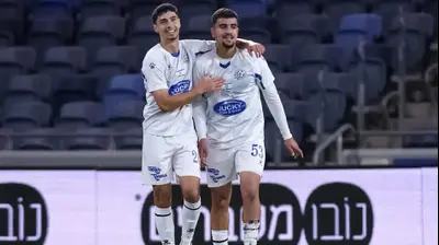 לירן חזן (מימין) עם גיא דזנט שחקני מכבי פתח תקוה חוגגים. מאור אלקסלסי