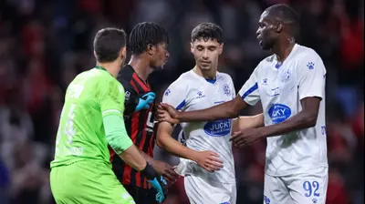 מוחמד קמארה שחקן הפועל חיפה בעימות עם גיא דזנט, מואיז אדילהו שחקני מכבי פתח תקוה. מאור אלקסלסי