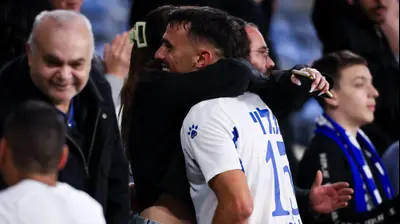 מאור לוי שחקן מכבי פתח תקוה עם בת הזוג. מאור אלקסלסי