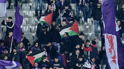 דגלי פלסטין ביציע של אוהדי פיורנטינה מול מכבי חיפה. רויטרס