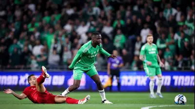 שואו שחקן מכבי חיפה לפני דן איינבינדר שחקן הפועל תל אביב. מאור אלקסלסי