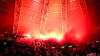 אבוקות ביציע של הפועל תל אביב. מאור אלקסלסי