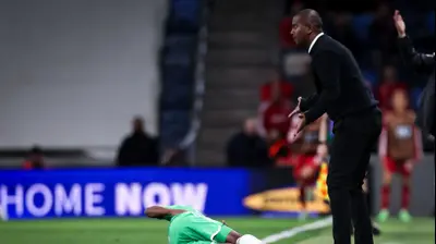 מסאי דגו מאמן מכבי חיפה לצד גדי קינדה שנפגע. מאור אלקסלסי