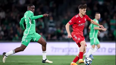 רן בנימין שחקן הפועל תל אביב לפני שואו שחקן מכבי חיפה. מאור אלקסלסי