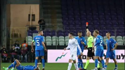 שחקן נבחרת ישראל רוי רביבו מורחק בכרטיס אדום נגד איסלנד. רויטרס