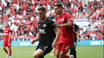 שחקן הפועל חיפה, נועם בן הרוש, מול שחקן הפועל באר שבע אמיר גנאח. דני מרון