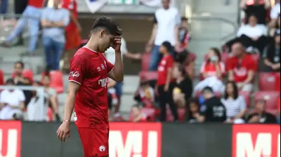 שחקן הפועל באר שבע, אנטוניו ספר, אחרי שהורחק. דני מרון