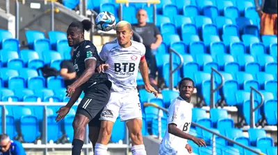 עידו לוי שחקן הפועל חדרה מול פורצ'ן באסי שחקן הפועל פתח תקוה. ברני ארדוב