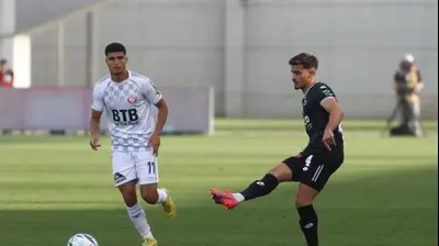 רועי אלימלך שחקן הפועל פתח תקוה מול אלעד מדמון שחקן הפועל חדרה. שלומי גבאי