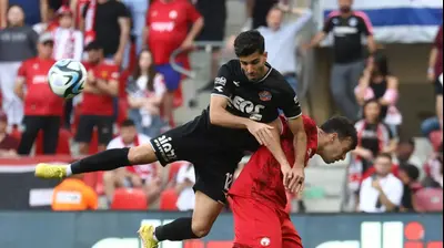 שחקן הפועל חיפה, אורן ביטון, מול שחקן הפועל באר שבע, גיא בדש. דני מרון