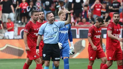 השופט אוראל גרינפלד במשחק בין הפועל באר שבע להפועל חיפה. דני מרון