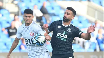 רם לוי שחקן הפועל פתח תקוה מול אלעד מדמון שחקן הפועל חדרה. ברני ארדוב