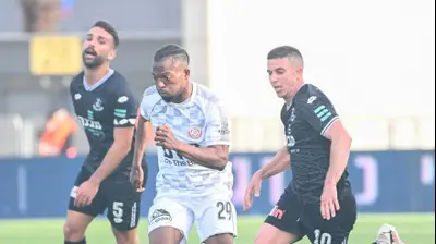 ג'יימס אדניי שחקן הפועל חדרה לפני עידן ורד שחקן הפועל פתח תקוה. ברני ארדוב