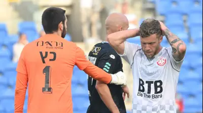 רוסלן ברסקי שחקן הפועל חדרה מאוכזב לצד עומר כץ שוער הפועל פתח תקוה. ברני ארדוב