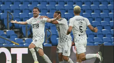 שחקני הפועל חדרה חוגגים עם יוסיפ טומאשביץ'. ברני ארדוב