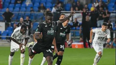 פורצ'ן באסי שחקן הפועל פתח תקוה בועט פנדל. ברני ארדוב