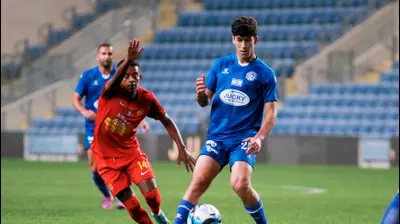 שחקן מ.ס. אשדוד נועם מוצ'ה, מול שחקן מכבי פתח תקוה ניב יהושע. קובי אליהו