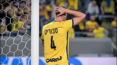 אנריק סבוריט שחקן מכבי תל אביב לאחר החמצה. אריאל שלום