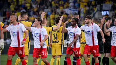 שחקני בני סכנין עם שחקני מכבי תל אביב. אריאל שלום