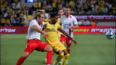 מילסון שחקן מכבי תל אביב מול קלאודיו ספינלי שחקן בני סכנין. אריאל שלום