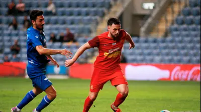 שחקן מ.ס. אשדוד ז'ורדן סבן, מול שחקן מכבי פתח תקוה אנאס מחאמיד. קובי אליהו