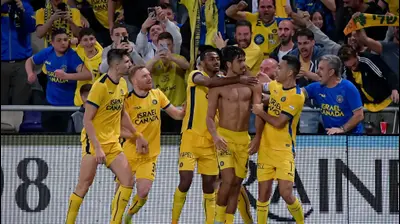 שחקני מכבי תל אביב חוגגים עם דור פרץ. אריאל שלום