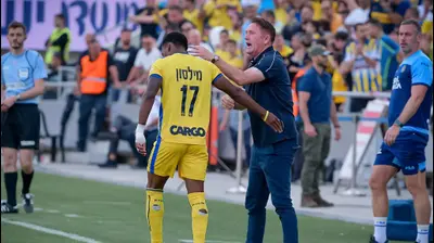 מאמן מכבי תל אביב רובי קין, עם שחקן הקבוצה מילסון. אריאל שלום