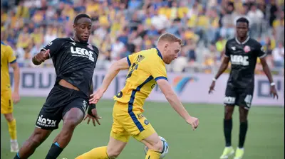 שחקן מכבי תל אביב עידו שחר, מול שחקן הפועל חיפה פרנן מאיימבו. אריאל שלום