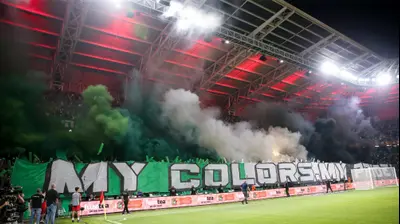 אבוקות ביציע אוהדי מכבי חיפה. מאור אלקסלסי