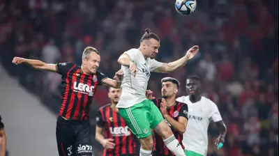 שון גולדברג שחקן מכבי חיפה נוגח לפני דניס פוליאקוב שחקן הפועל חיפה. מאור אלקסלסי